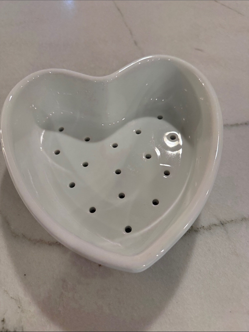 White Heart Ceramic Strawberry Dish with Drain Holes